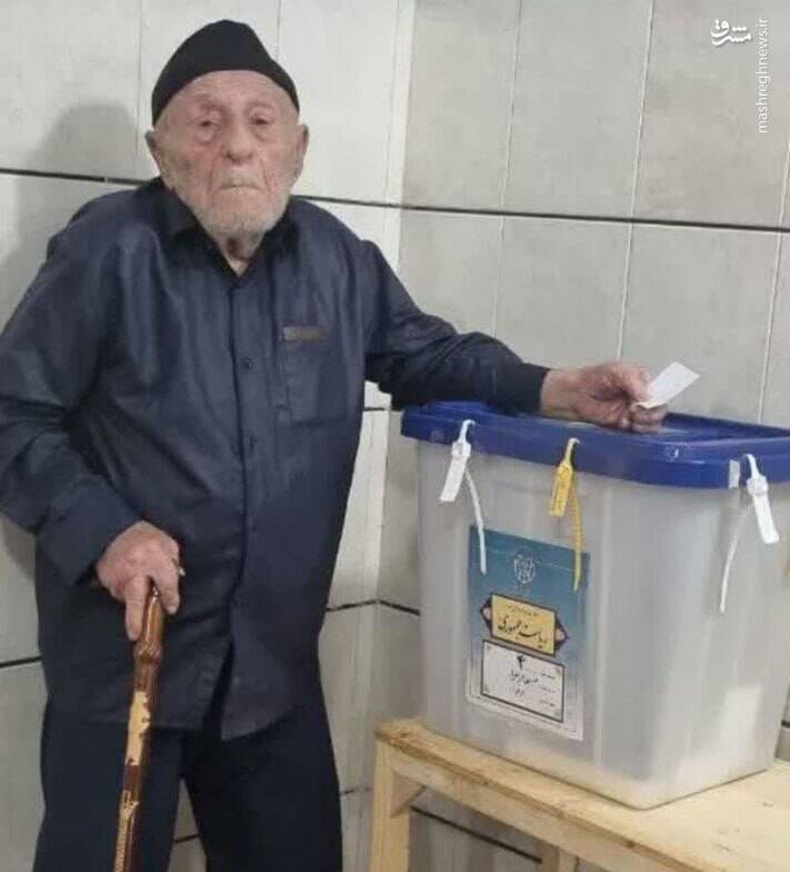 عکس / حضور پیرمرد 115 ساله اصفهانی پای صندوق رای