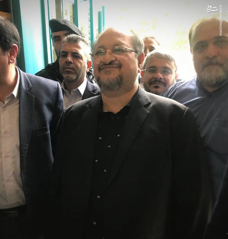 عکس / حضور مقامات و چهرهها در پای صندوقها رای 66
