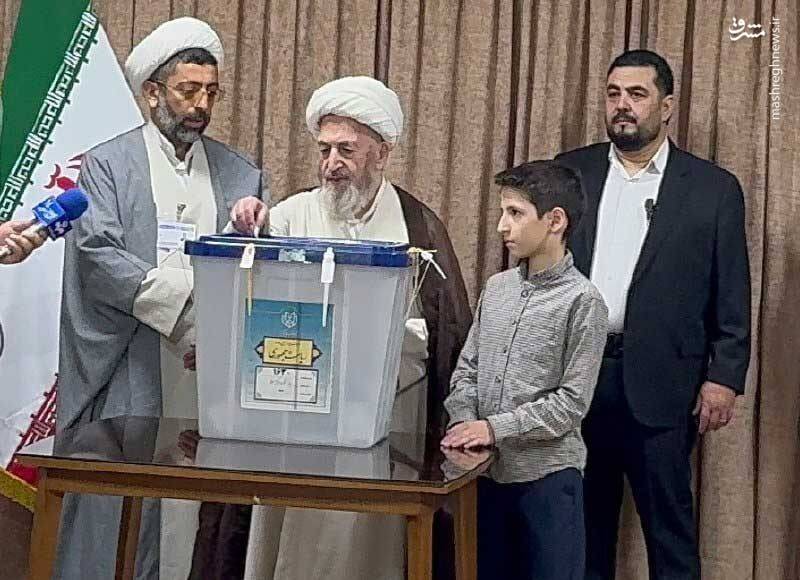 عکس / حضور مقامات و چهرهها در پای صندوقها رای 10
