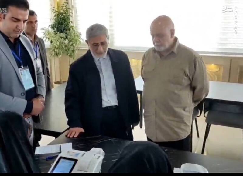 عکس / حضور مقامات و چهرهها در پای صندوقها رای 14