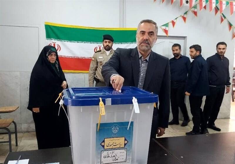 وزیر دفاع رای خود را به صندوق انداخت+ عکس