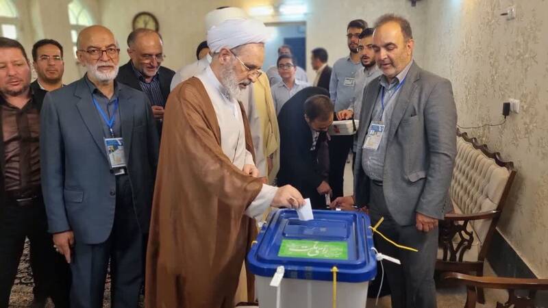 آیت الله اعرافی رای خود را به صندوق انداخت+ عکس