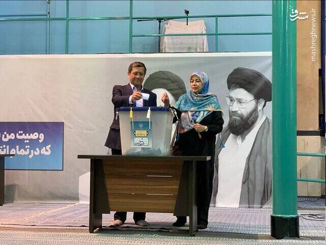 عکس / حضور مقامات و چهرهها در پای صندوقها رای 63