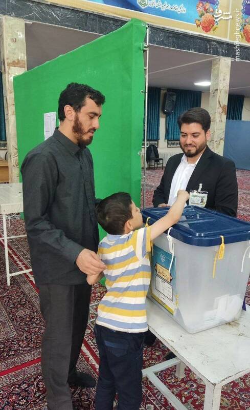 عکس / حضور مقامات و چهرهها در پای صندوقها رای 74