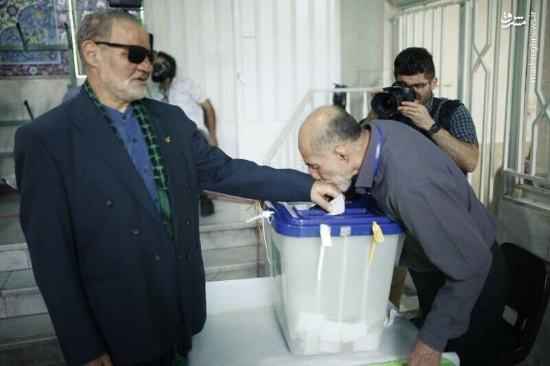  این مرد نابینا که به شعبه اخذ رأی مسجدالنبی تهران رفته بود و یکی از افرادی که مسئول صندوق اخذ رأی بود، برای تشکر بر دستان او بوسه زد.