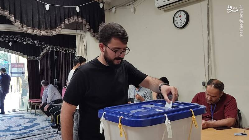 عکس / حضور تعدادی از مداحان در پای صندوق رای 12