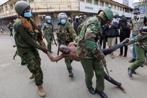 پلیس کنیا روز پنج‌شنبه یک روز پس از درگیری‌هایی که منجر به کشته شدن دست‌کم 23 نفر شد، به سوی ده‌ها معترض گاز اشک‌آور شلیک کرد و خیابان‌های منتهی به کاخ ریاست‌جمهوری را مسدود کرد.