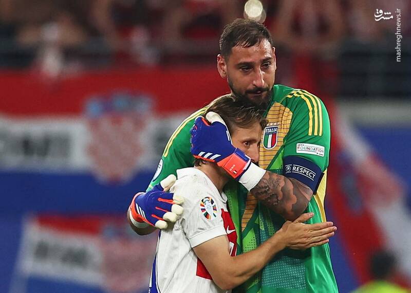 تصویر از لوکا مودریچ از کرواسی و جیانلوئیجی دوناروما از ایتالیا پس از بازی در جام ملت های اروپا در لایپزیگ- آلمان