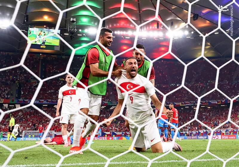  ترکیه دومین گل خود را با زکی چلیک در جریان بازی گروه F یورو مقابل جمهوری چک در هامبورگ آلمان جشن می گیرد.

