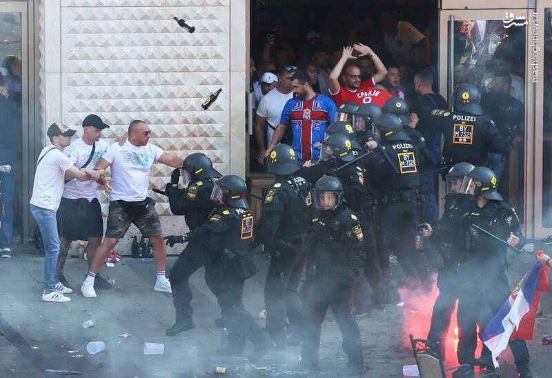 درگیری هواداران صربستان با پلیس قبل از مسابقه با دانمارک در جام ملت های اروپا-مونیخ