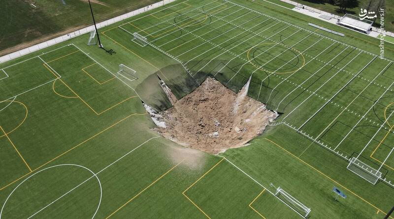 فروچاله‌ای بزرگ در یک زمین فوتبال در گوردون مور پارک در شهر آلتون، در جنوب ایالت ایلینوی آمریکا باز شد و یک تیر برق، نیمکت و قسمتی از چمن مصنوعی را بلعید. این حفره که حدود ۳۰ متر عرض و ۱۵ متر عمق دارد.
