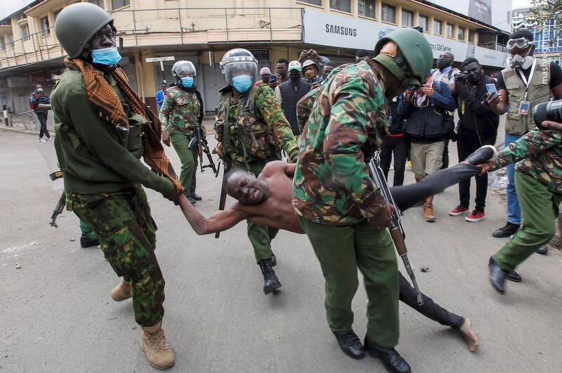 پلیس کنیا یک روز پس از درگیری‌هایی که منجر به کشته شدن دست‌کم 23 نفر شد، به سوی ده‌ها معترض به لایحه افزایش مالیات گاز اشک‌آور شلیک کرد و خیابان‌های منتهی به کاخ ریاست‌جمهوری را مسدود کرد.