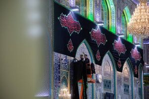 عکس / نصب پرچم‌های عزا در حرم امام حسین‌(ع)