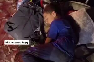 خواب آرام کودک فلسطینی بر ویرانه‌های غزه