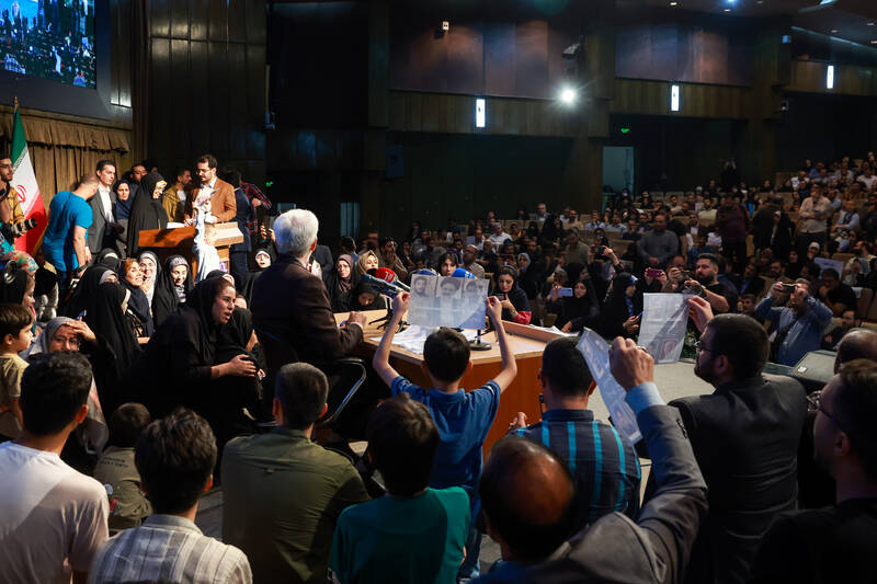 اجتماع حامیان سلامت «سعید جلیلی» نامزد انتخابات چهاردهمین دوره ریاست جمهوری، عصر دوشنبه ( ۱۱ تیر ۱۴۰۳ ) در مرکز همایش های رازی تهران برگزار شد.