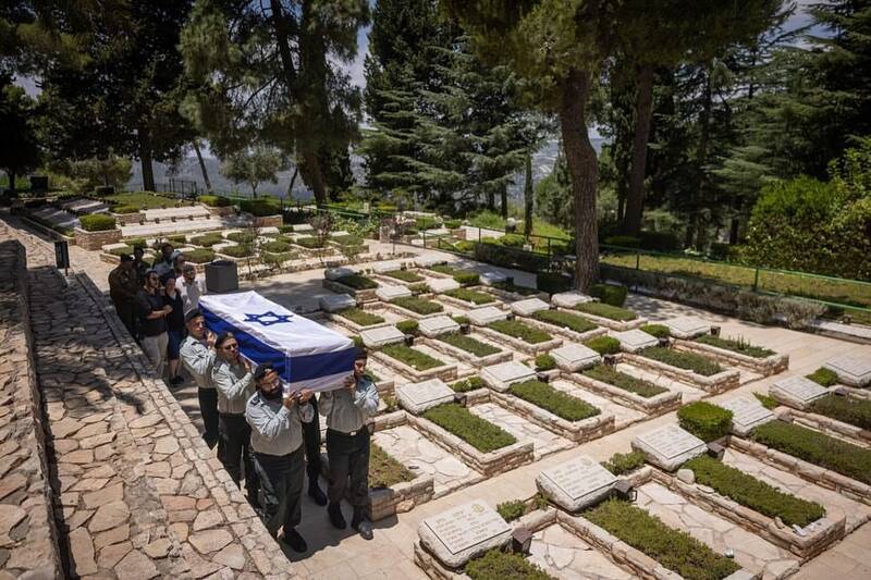 لیبرمن: اسرائیل مانند یک کشتی بدون کاپیتان در دریای متلاطم است/ یک منبع نظامی صهیونیست: حماس توانسته از نظر نظامی و مالی خود را بازسازی کند/ هلاکت فرمانده تیم تکتیراندازان ارتش اسرائیل در کرانه باختری + عکس و فیلم