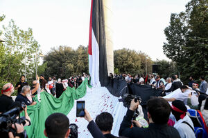 اهتزاز بزرگترین پرچم فلسطین