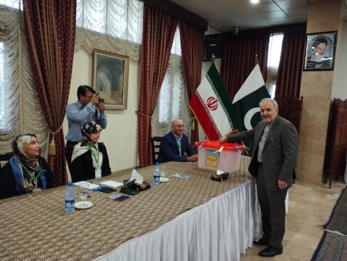 رقابت جلیلی و پزشکیان در دور دوم انتخابات ریاست جمهوری ۱۴۰۳ / زمان اخذ رای تا ساعت ۲۰:۰۰ تمدید شد +عکس و فیلم