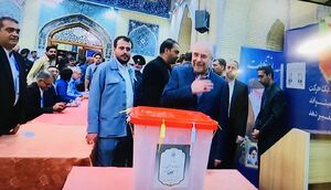 قالیباف رای خود را در حرم مطهر رضوی به صندوق انداخت + عکس
