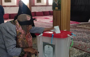 عکس/حضور پیرزن ۹۷ساله پای صندوق رأی در بیرجند