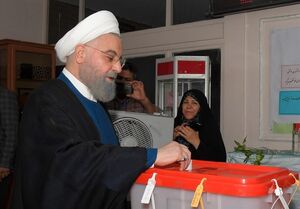 حسن روحانی رأی خود را به صندوق انداخت + عکس