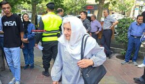 عکس / همسر مشاور فرح پهلوی هم رای داد!