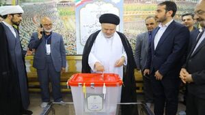 عکس / حضور نماینده آیت‌الله سیستانی در ایران در انتخابات