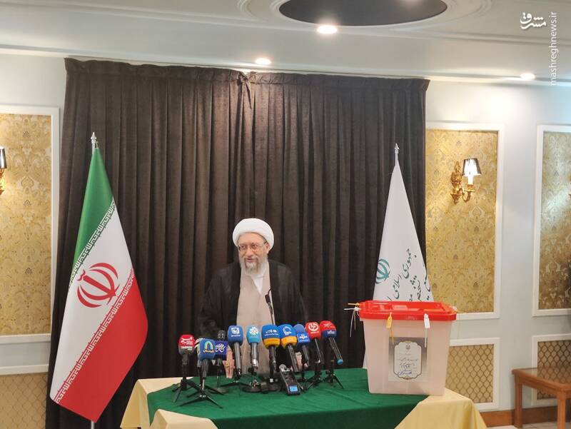 آیتالله آملی لاریجانی رای خود را در صندوق انتخابات انداخت+ عکس