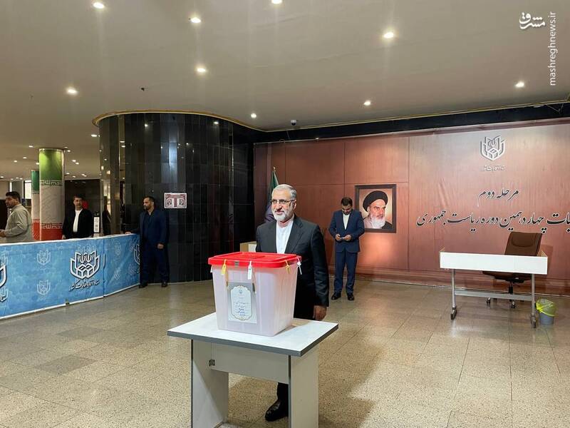 عکس / حضور چهرهها در پای صندوق رای 35