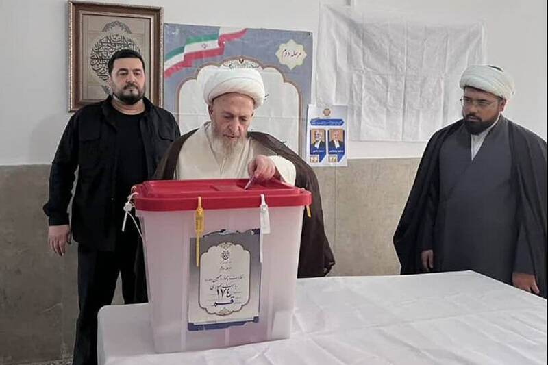 آیتالله سبحانی رأی خود را به صندوق انداخت+ عکس