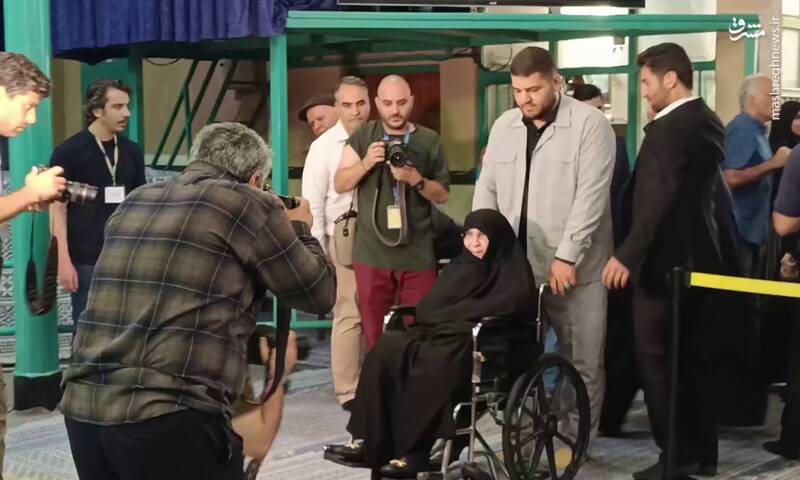 عکس / حضور چهرهها در پای صندوق رای 68