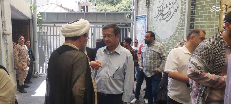 عکس / همتی در صف رای دهندگان حسینیه جماران