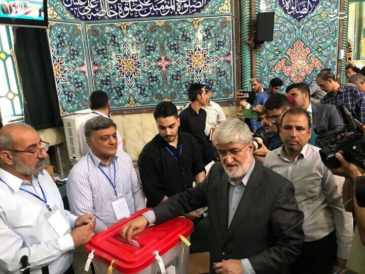 عکس / حضور چهرهها در پای صندوق رای 71