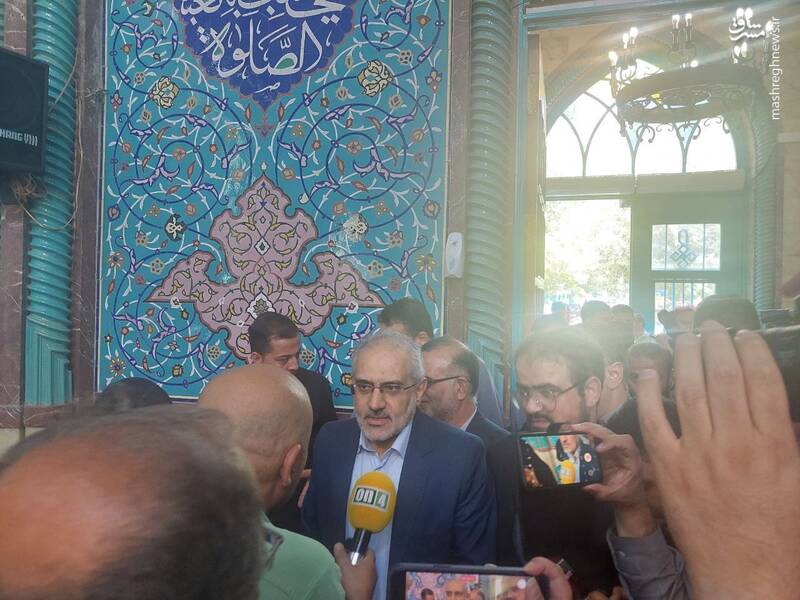 عکس / حضور چهرهها در پای صندوق رای 72