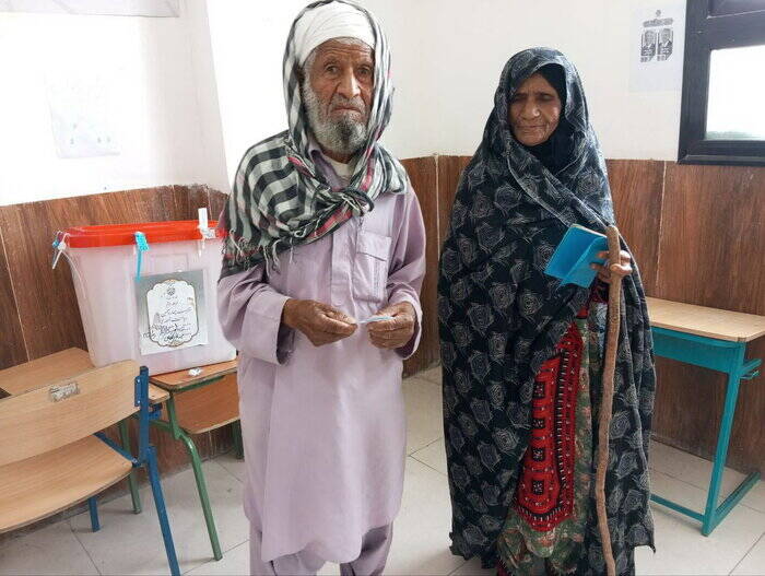 شور و شوق انتخابات سن و سال نمی‌شناسد؛ از حضور زوج مسن بمپوری تا شوق کودکان پای صندوق رای