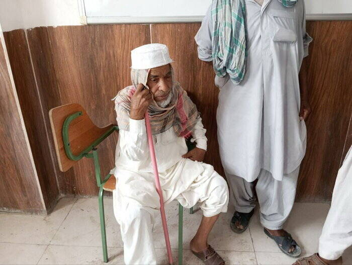 شور و شوق انتخابات سن و سال نمیشناسد؛ از حضور زوج مسن بمپوری تا شوق کودکان پای صندوق رای