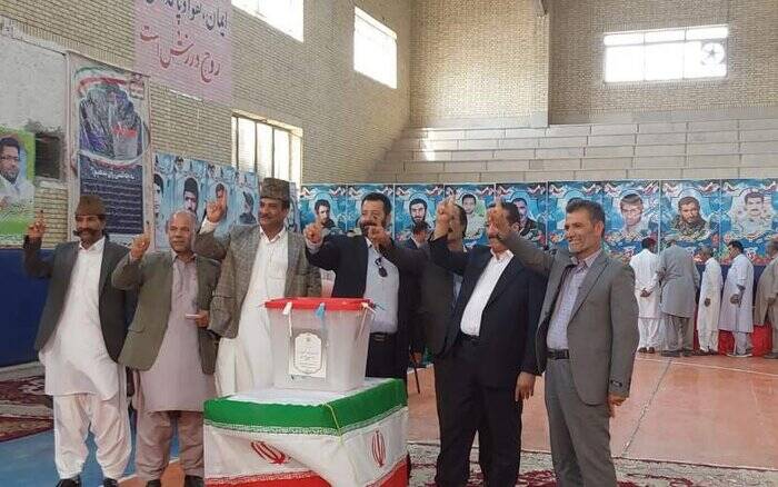 شور و شوق انتخابات سن و سال نمیشناسد؛ از حضور زوج مسن بمپوری تا شوق کودکان پای صندوق رای