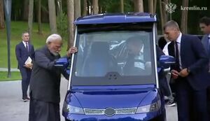 گردش  پوتین و نخست‌وزیر هند با خودروی برقی+ فیلم