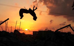 عکس/ پارکور در میان ویرانه‌های غزه
