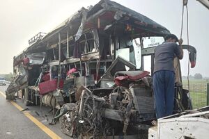 فیلم/ تصادف اتوبوس و تانکر حمل شیر در هند با ۱۸ کشته!