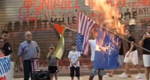 تصاویری از به آتش کشیدن پرچم ناتو و آمریکا در آتن
