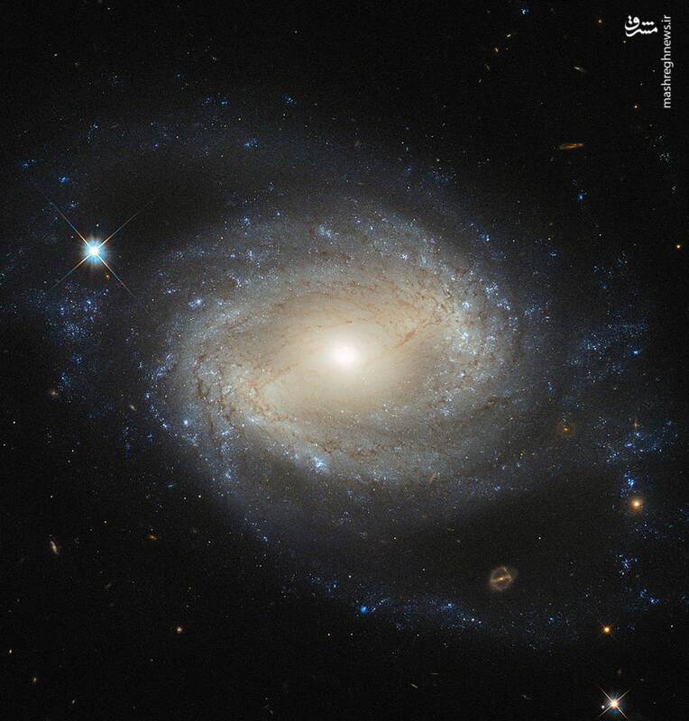 کهکشان مارپیچی میله ای NGC 4639، در فاصله بیش از 70 میلیون سال نوری از کهکشان راه شیری فاصله دارد.