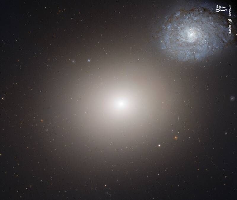 دو کهکشان بسیار متفاوت که در فضا با هم حرکت می کنند، Arp 116 که از یک کهکشان بیضی شکل غول پیکر به نام مسیه 60 یا M60 (C) و یک کهکشان مارپیچی بسیار کوچکتر به نام NGC 4647 تشکیل شده است.