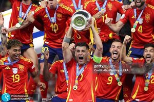 فیلم / لحظه بالا بردن جام قهرمانی یورو 2024 توسط موراتا و اسپانیایی ها
