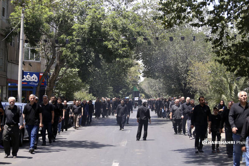 مراسم عزاداری ظهر روز عاشورا در چهار راه گلوبندک