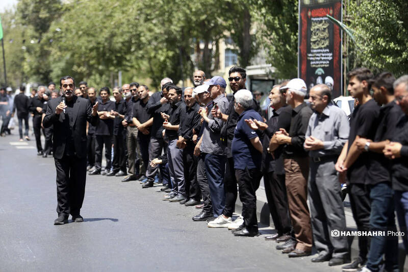 مراسم عزاداری ظهر روز عاشورا در چهار راه گلوبندک