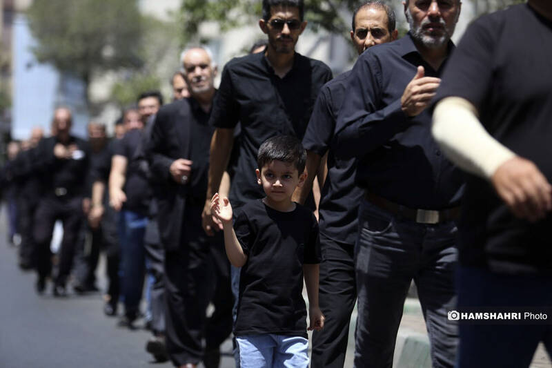 مراسم عزاداری ظهر روز عاشورا در چهار راه گلوبندک