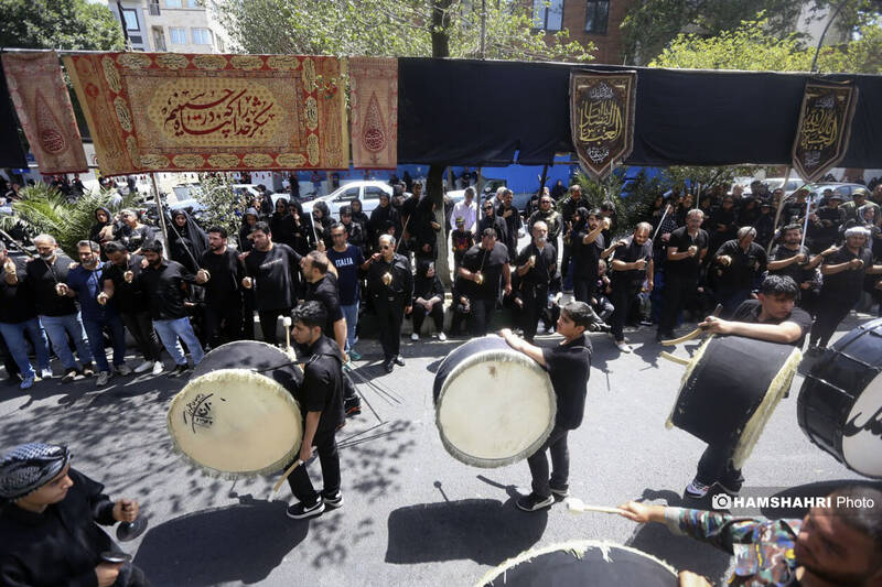 مراسم عزاداری ظهر روز عاشورا در چهار راه گلوبندک