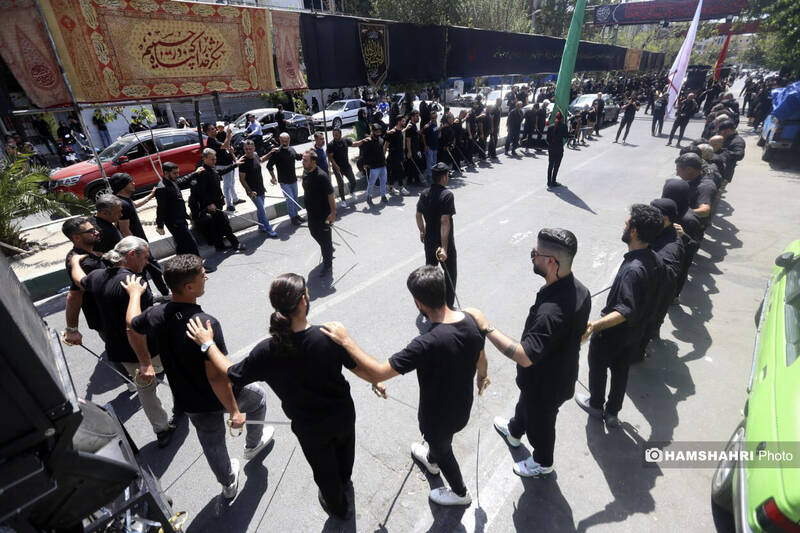 مراسم عزاداری ظهر روز عاشورا در چهار راه گلوبندک