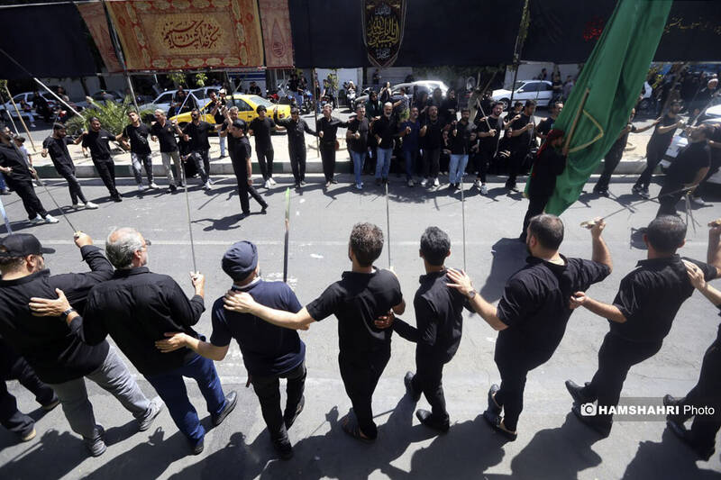 مراسم عزاداری ظهر روز عاشورا در چهار راه گلوبندک